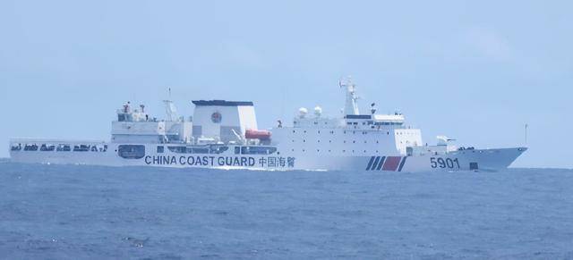 解放军“合围”台湾，美国意识到不对劲：航母紧急出动