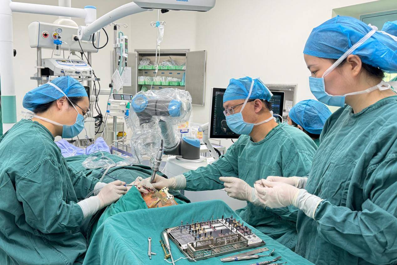 西安交大口腔医院成功实施世界首例颅骨标记物引导机器人辅助移植腓骨重建颌骨种植术