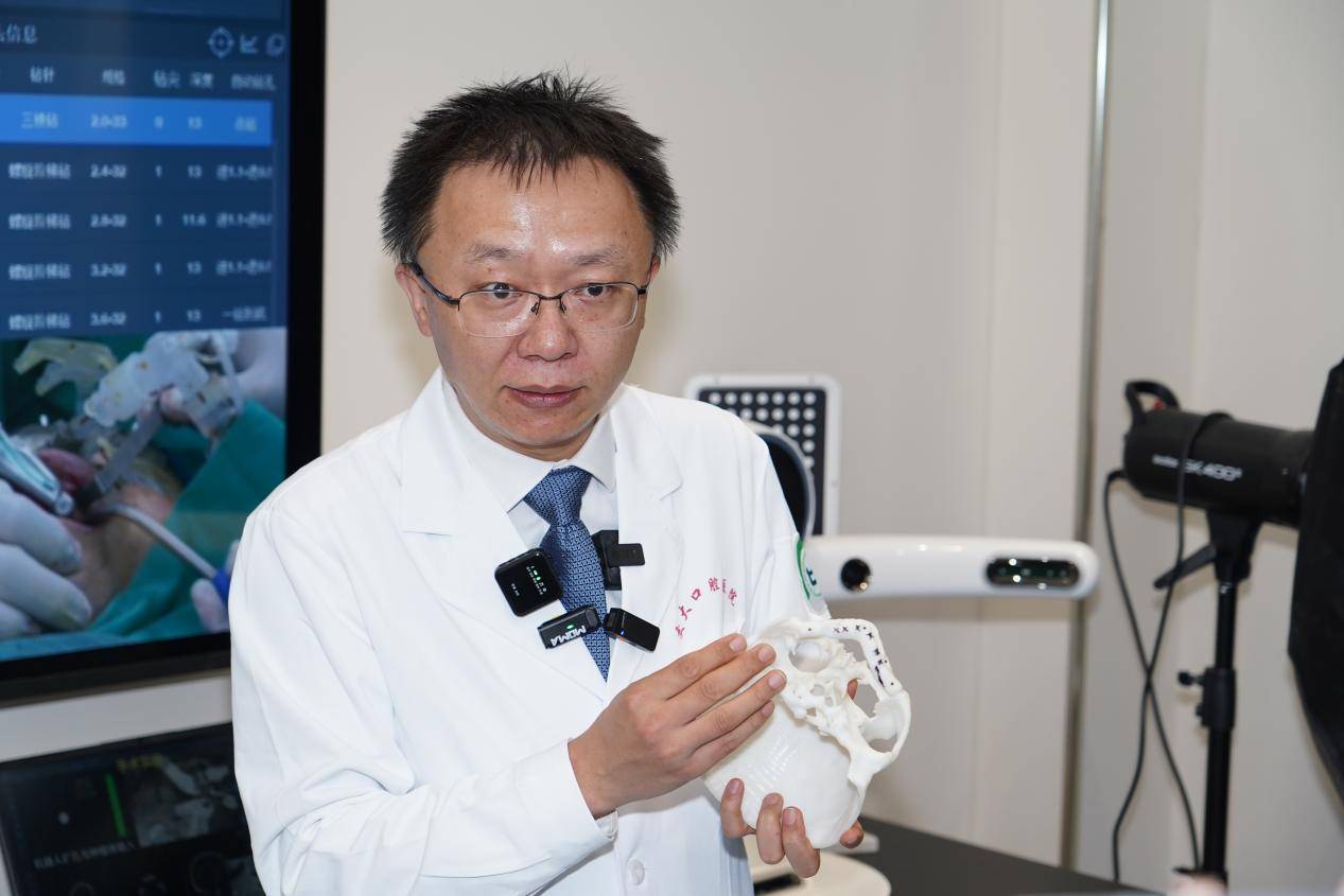 西安交大口腔医院成功实施世界首例颅骨标记物引导机器人辅助移植腓骨重建颌骨种植术