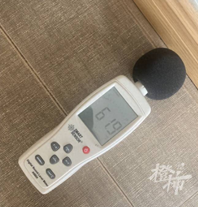 邻居投诉楼上老人家里经常半夜各种响动，走路、拉窗帘、洗澡……多次协商未果后，楼下的低音炮响了