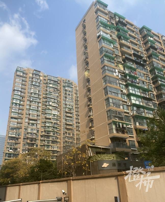 邻居投诉楼上老人家里经常半夜各种响动，走路、拉窗帘、洗澡……多次协商未果后，楼下的低音炮响了