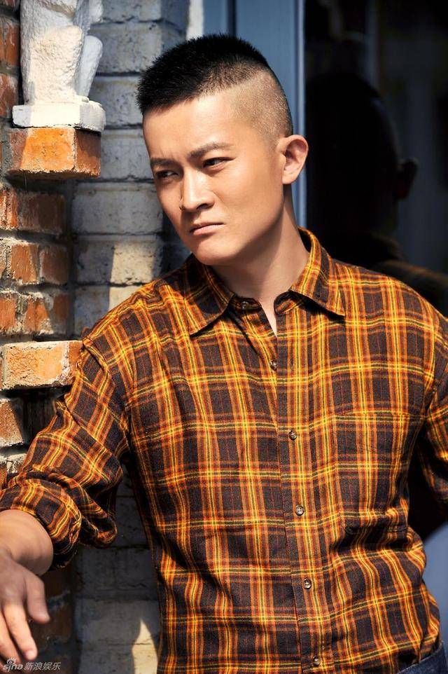 演员杨志刚：娶小师妹张静，每月工资都上交，如今他过得怎么样？