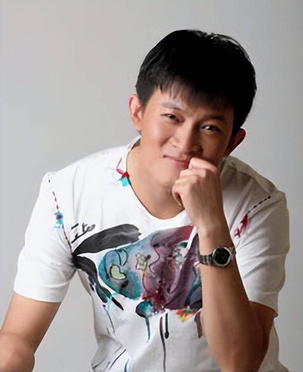 演员杨志刚：娶小师妹张静，每月工资都上交，如今他过得怎么样？