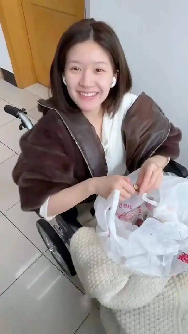 赵露思患病后首次更新视频！走路不稳惹人担忧