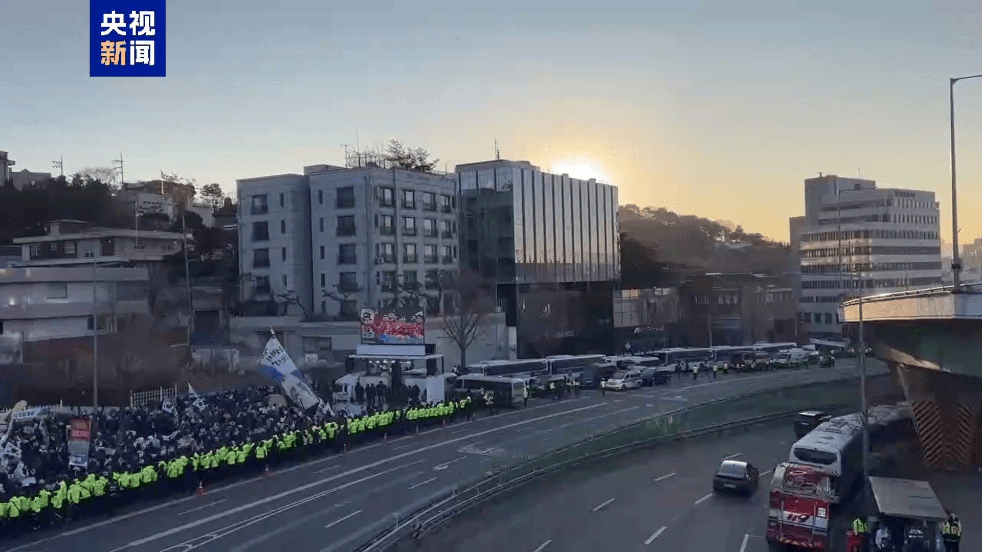 韩国调查人员同总统警卫发生肢体冲突，未进入尹锡悦所在建筑