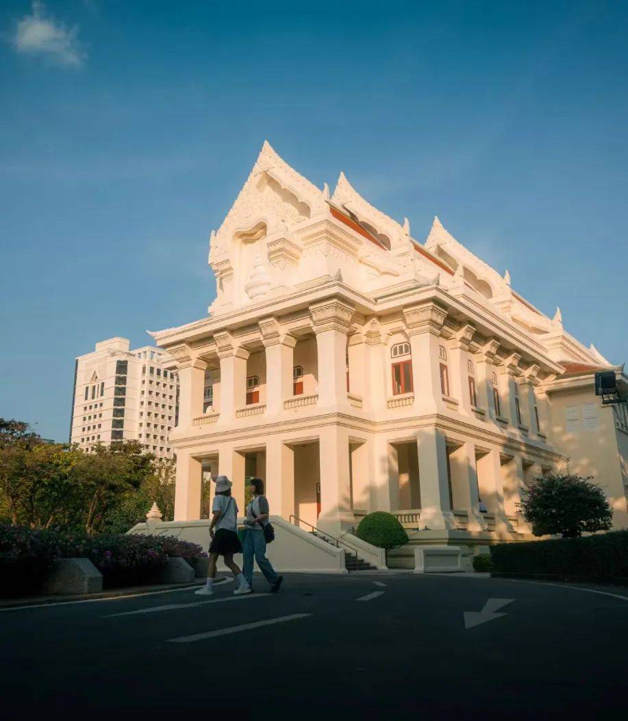 被学费背刺的裸辞人，涌向留学平替圣地