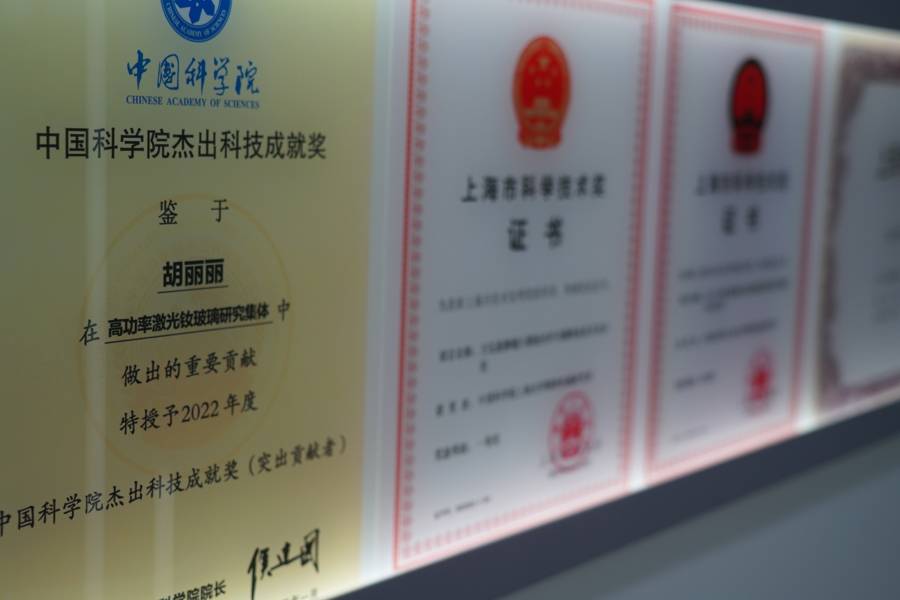 上海光机所胡丽丽：低调的女科学家做出“不低调”的钕玻璃｜奋勇争先实干家