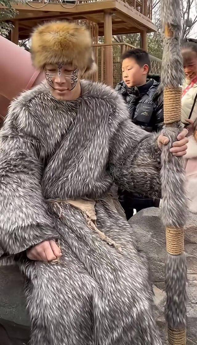对话河南万岁山2米33“巨人”演员：没巨人症，睡3米床穿59码鞋