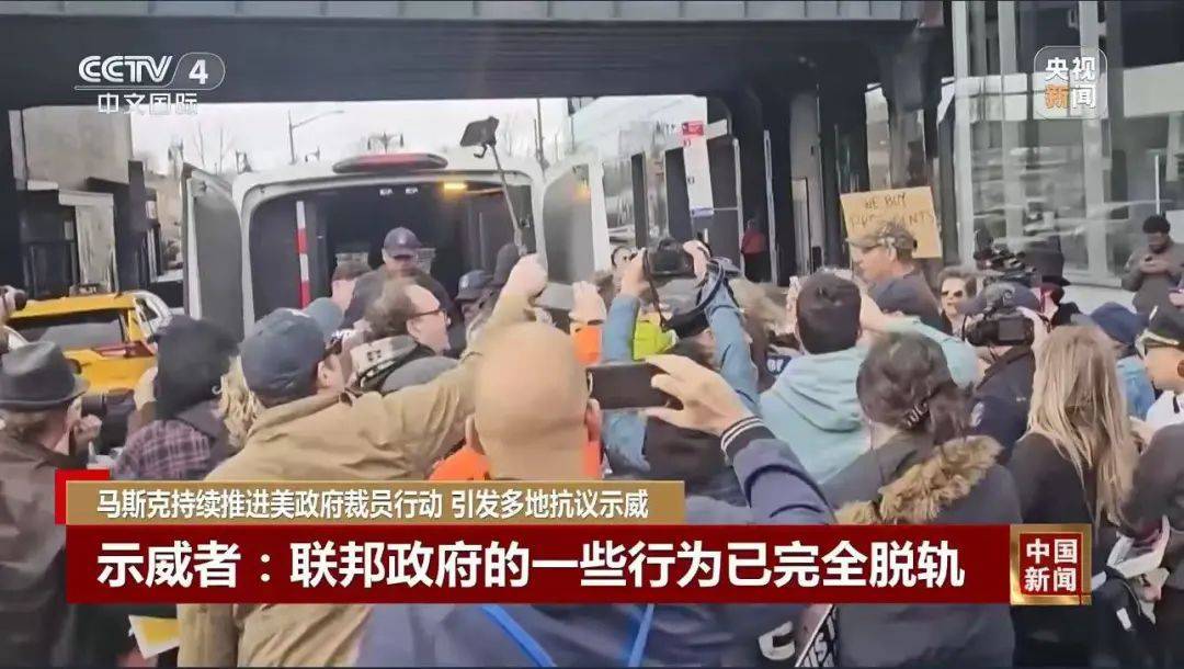 有人凌晨1点纵火！特斯拉超级充电站遭殃，7根充电桩被毁，现场冒出大量浓烟，警方发出5000美元悬赏