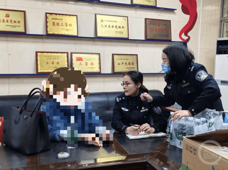 那么大一堆现金！女子取现400万，要投资网恋男友推荐的软件