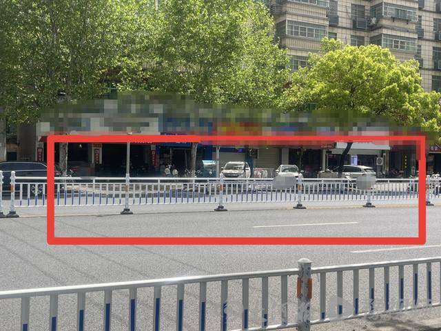 江西一家三口被撞身亡的194天：失独老人住进儿子婚房，案发地新添栏杆，行人过马路需绕行