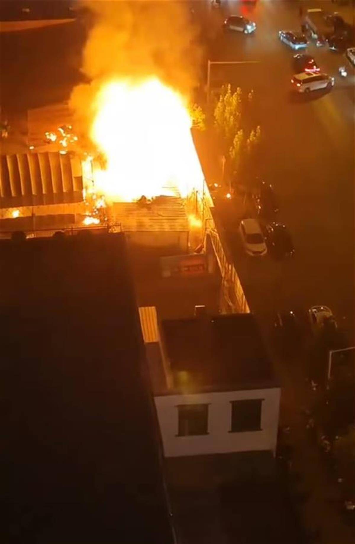 郑州一废弃饭店深夜起火，爆炸声响彻街区，当地消防通报
