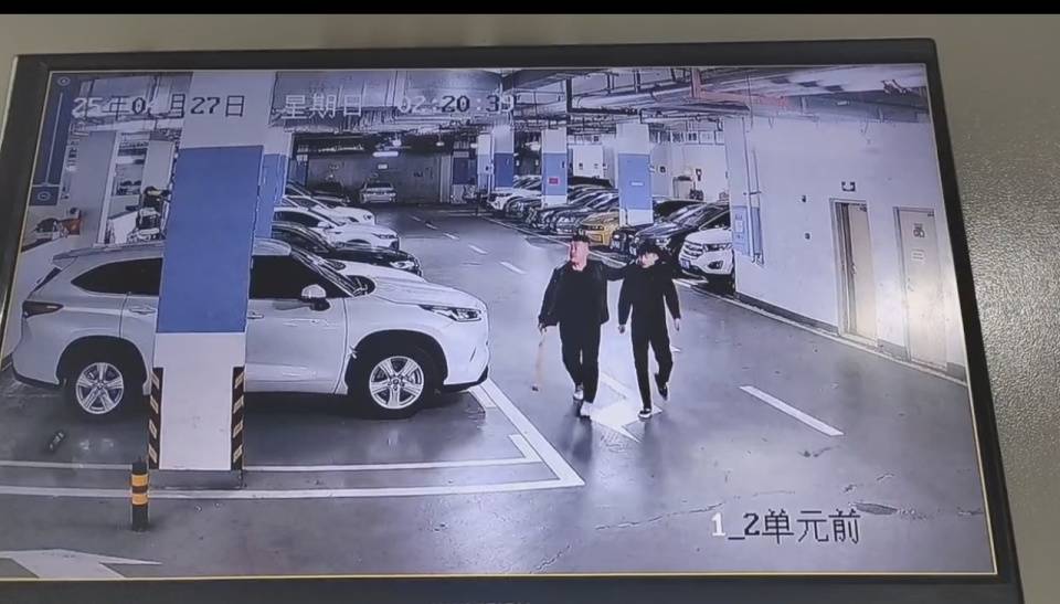 27日凌晨，仨小偷趁夜色进入哈尔滨一小区行窃，仨保安拎着铁锹将其制服