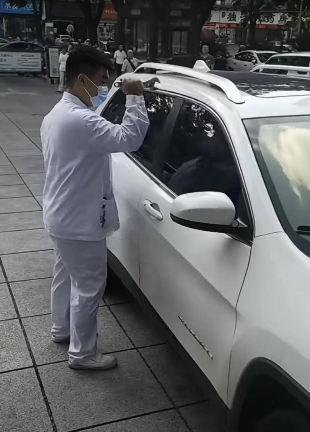 男子昏迷前凭意志驾车驶进医院，医护砸窗急救 好友：人已去世，感谢医护的付出