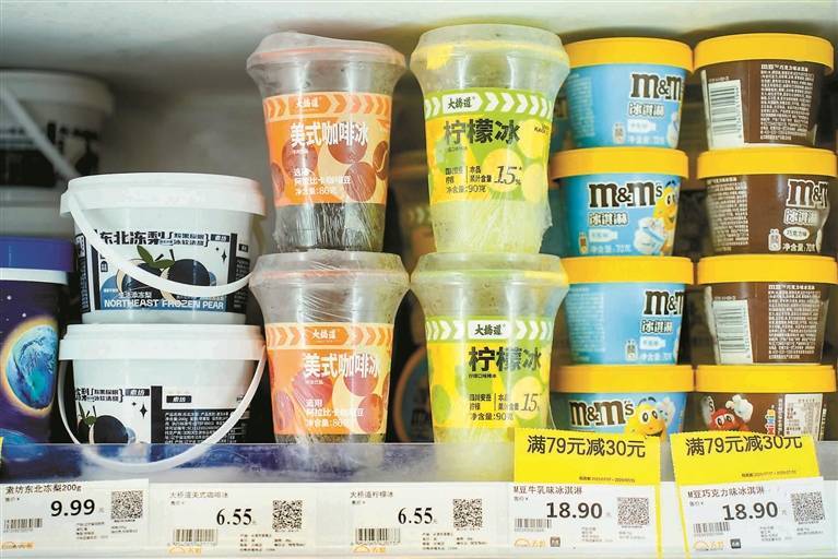 降温饮品销量大增 无糖低糖品类走俏 这届冰杯口味多 平价雪糕成首选