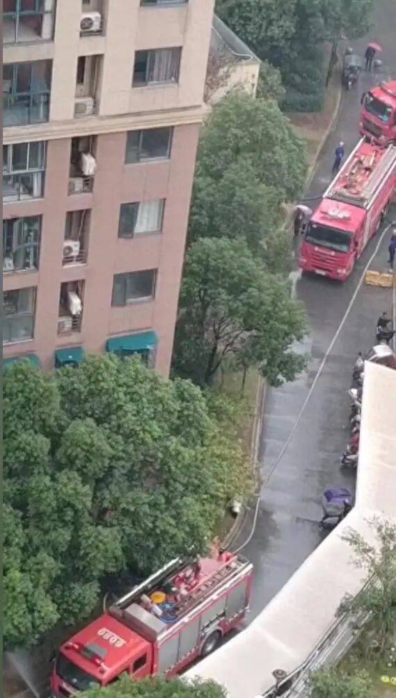 湖北孝感一小区33楼失火,消防栓无水,消消防员爬楼梯扑救?物业回应