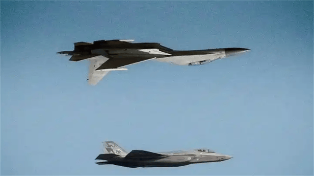 不惜一切守好国门！歼16挂弹升空，火力值拉满，敌机狼狈逃窜