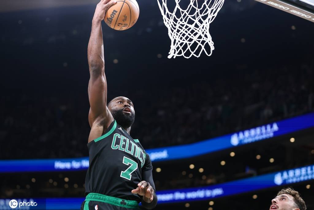 布朗33+12哈登空砍37+7+8 凯尔特人险胜快船