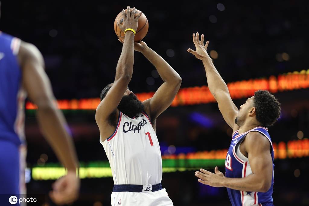 快船76人裁判报告：漏判哈登三分绝杀出手被打手