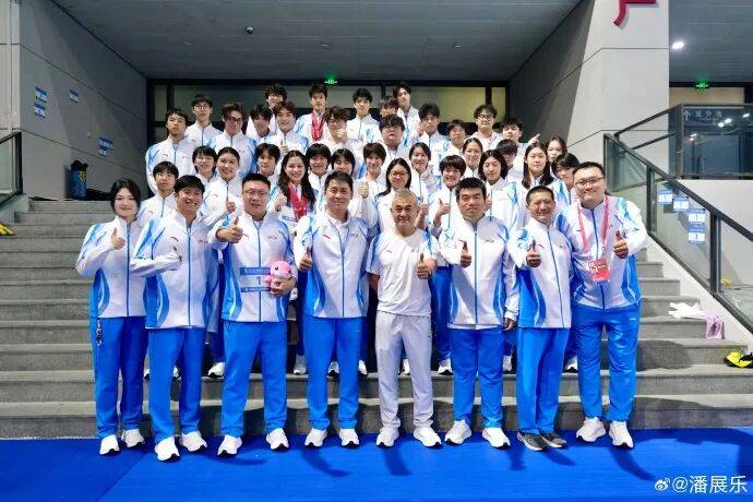 潘展乐晒“一大床大湾鸡”，身穿彩色小衣服萌态十足