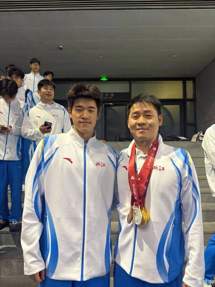 潘展乐晒“一大床大湾鸡”，身穿彩色小衣服萌态十足