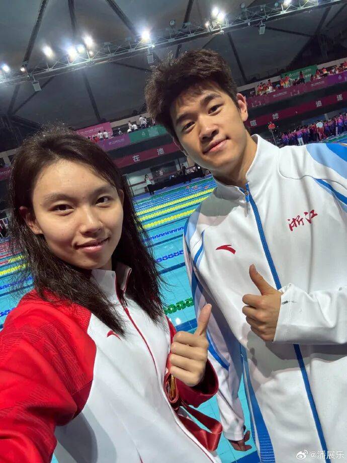 潘展乐晒“一大床大湾鸡”，身穿彩色小衣服萌态十足