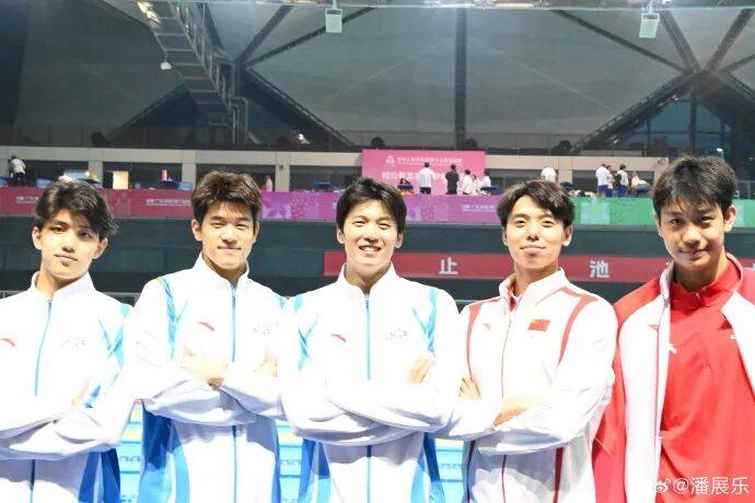 潘展乐晒“一大床大湾鸡”，身穿彩色小衣服萌态十足